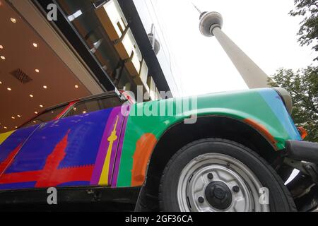 Berlin, Allemagne. 23 août 2021. A Trabant se trouve à moitié dans une boutique de souvenirs à Alexanderplatz. La tour de télévision peut être vue en arrière-plan. Credit: Jörg Carstensen/dpa/Alay Live News Banque D'Images