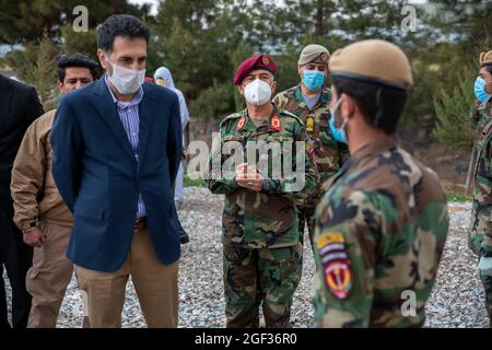 Les commandants de l'Armée nationale afghane sont en formation et attendent d'être accueillis par le ministre afghan de la Défense, Asadullah Khalid, et le commandant de l'appui de Resolute, le général Scott Miller, à Kaboul, en Afghanistan, le 28 avril 2020. Le soutien résolu est une mission dirigée par l'OTAN (Organisation du Traité de l'Atlantique Nord) qui a pour mission de former, de conseiller et d'aider les Forces et institutions afghanes de défense nationale et de sécurité. (É.-U. Photo de la réserve de l'armée par la SPC. Jeffery J. Harris/publié) Banque D'Images