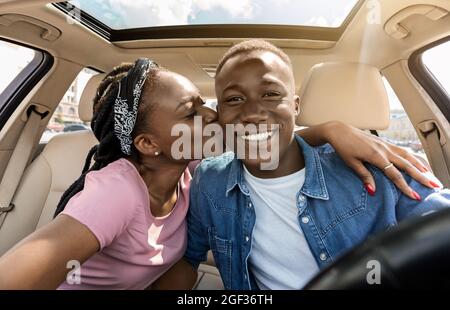 Amoureux couple afro-américain prenant le selfie tout en ayant le voyage en voiture Banque D'Images