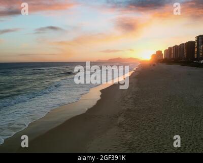 Vue aérienne de la plage de Barra da Tijuca au coucher du soleil, lumière dorée Banque D'Images