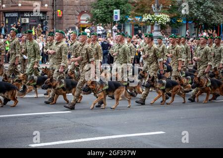 Ukraine, Kiev - 18 août 2021 : chiens de garde de berger au poste de garde-frontière. Marche militaire ukrainienne dans le défilé. Infanterie de l'armée. Hommes dans la rue Banque D'Images