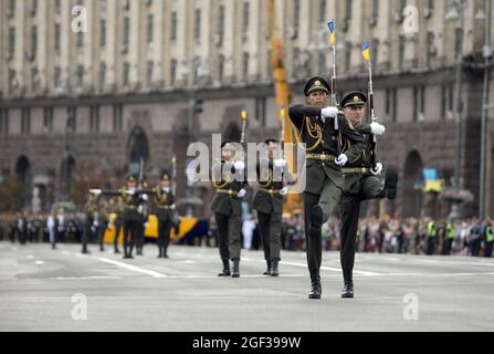 Non exclusif : KIEV, UKRAINE - 22 AOÛT 2021 - les gardes d'honneur défilent lors de la répétition de la parade du jour de l'indépendance de Kiev sur la rue Khreshchatyk A. Banque D'Images
