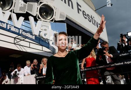 L'actrice tchèque Zuzana Stivinova arrive au 55e Festival international du film de Karlovy Vary (KVIFF) à Karlovy Vary, République tchèque, le 20 août 2021. Banque D'Images