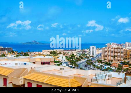 Vue sur la Manga del Mar Menor, à Murcia, en Espagne, avec la lagune de Mar Menor et l'île Isla del Baron sur la gauche Banque D'Images