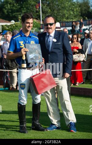 Egham, Surrey, Royaume-Uni. 22 août 2021. Le joueur de polo Juan Britos reçoit son cadeau Cartier et son champagne de John Collins PDG et fondateur de Talacrest après que son équipe Park place a remporté la finale de la coupe de championnat Talacrest Prince of Wales au Guards Polo Club. Crédit : Maureen McLean/Alay Banque D'Images