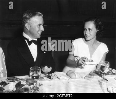 CHARLIE CHAPLIN et PAULETTE GODDARD en septembre 1933 lors d'un dîner en l'honneur de Walt Disney par le Writers Club à Hollywood Banque D'Images