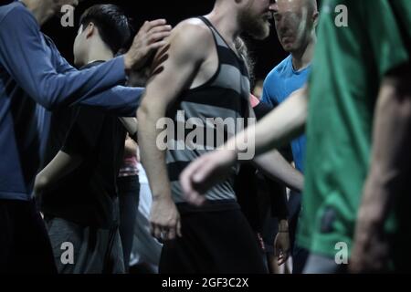 beaucoup de danseurs mains en contact improvisation performance Banque D'Images