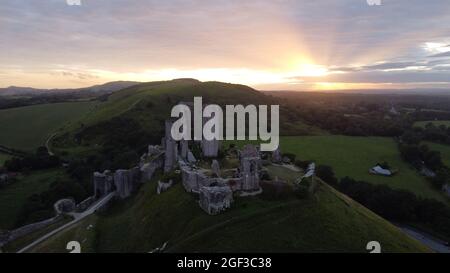 Château de Corfe au coucher du soleil Banque D'Images