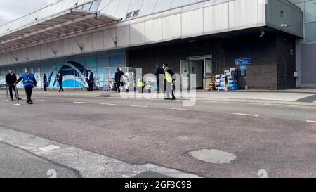 La police et d'autres fonctionnaires attendent devant le hall des arrivées de l'aéroport de Birmingham, alors que des réfugiés d'Afghanistan arrivent en Angleterre. Date de la photo: Lundi 23 août 2021. Banque D'Images