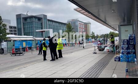 La police et d'autres fonctionnaires attendent devant le hall des arrivées de l'aéroport de Birmingham, alors que des réfugiés d'Afghanistan arrivent en Angleterre. Date de la photo: Lundi 23 août 2021. Banque D'Images