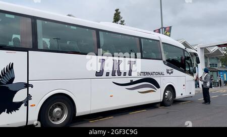 Un autocar devant le hall des arrivées de l'aéroport de Birmingham, alors que les réfugiés d'Afghanistan arrivent en Angleterre. Date de la photo: Lundi 23 août 2021. Banque D'Images