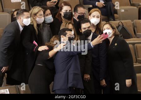 Les députés éélus de la LXV prennent un selfie lors de la présentation de l'ordre du jour législatif et du parti de la coalition 'va por México' pour affronter du Congrès mexicain à la LXV l'autoritarisme et le populisme du président du Mexique, Andrés Manuel López Obrador. Le 21 août 2021 à Mexico, Mexique. Photo de Luis Barron/Eyepix/ABACAPRESS.COM Banque D'Images