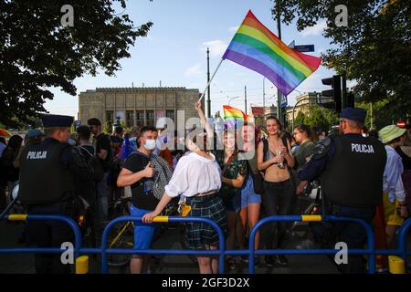 Des membres de la communauté LGBTQ polonaise sont vus debout entre des policiers anti-émeute tout en tenant des drapeaux arc-en-ciel pendant la marche. Marche annuelle pour l'égalité Banque D'Images