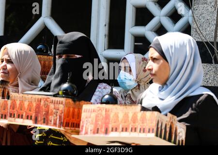 Gaza, Palestine. 23 août 2021. Les musulmanes palestiniennes participent à un événement marquant le 52e anniversaire de l'incendie de l'Al Masjid Al Aqsa par le juif extrémiste australien Dennis Rohan a pris d'assaut Al-Aqsa.le 21 août 1969, un extrémiste juif a pris d'assaut la mosquée Al-Aqsa et a incendié la mosquée, Qui est considérée comme la plus importante mosquée pour les musulmans dans le monde islamique et est située dans la ville de Jérusalem, la ville sur laquelle le conflit entre les Palestiniens et les Israéliens a lieu. Crédit : SOPA Images Limited/Alamy Live News Banque D'Images