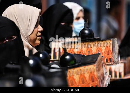 Gaza, Palestine. 23 août 2021. Les musulmanes palestiniennes participent à un événement marquant le 52e anniversaire de l'incendie de l'Al Masjid Al Aqsa par le juif extrémiste australien Dennis Rohan a pris d'assaut Al-Aqsa.le 21 août 1969, un extrémiste juif a pris d'assaut la mosquée Al-Aqsa et a incendié la mosquée, Qui est considérée comme la plus importante mosquée pour les musulmans dans le monde islamique et est située dans la ville de Jérusalem, la ville sur laquelle le conflit entre les Palestiniens et les Israéliens a lieu. Crédit : SOPA Images Limited/Alamy Live News Banque D'Images