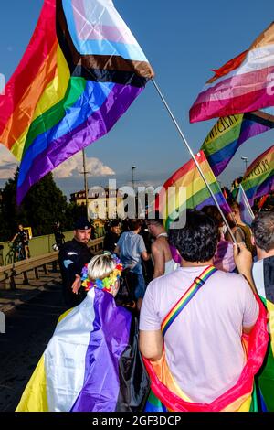 Les membres de la communauté LGBTQ polonaise sont vus avec des drapeaux arc-en-ciel pendant la marche. La Marche annuelle pour l'égalité est également connue sous le nom de « Pride Parade ». mars de cette année Banque D'Images