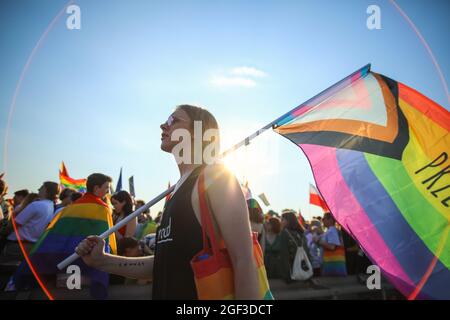 Les membres de la communauté LGBTQ polonaise sont vus avec des drapeaux arc-en-ciel pendant la marche. La Marche annuelle pour l'égalité est également connue sous le nom de « Pride Parade ». mars de cette année Banque D'Images