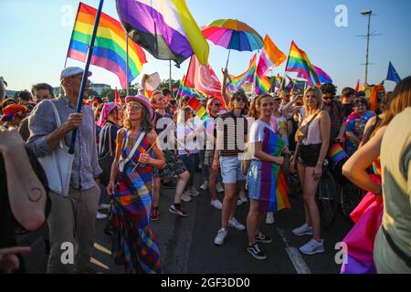 Les membres de la communauté LGBTQ polonaise sont vus avec des drapeaux arc-en-ciel pendant la marche. La Marche annuelle pour l'égalité est également connue sous le nom de « Pride Parade ». mars de cette année Banque D'Images