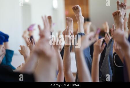 beaucoup de danseurs mains en contact improvisation performance Banque D'Images