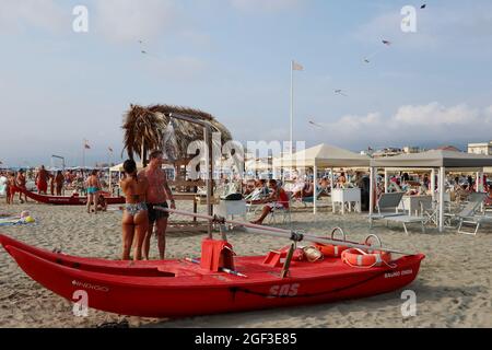 Versilia, Italie. 22 août 2021. Personnes vues sur une plage à Versilia, Toscane, Italie, le 22 août 2021. La Toscane a plus de 400 km (250 miles) de côte. La partie nord de celle-ci, appelée Versilia, a une large et longue plage de sable qui va pour des kilomètres de Marina di Carrara à Torre del Lago Puccini, dotting des stations glamour comme forte dei Marmi, Marina di Pietrasanta, Viareggio. Des centaines d'établissements de baignade couvrent le bord de mer, avec des Alpes Apuanes, une chaîne de montagnes très impressionnante, en arrière-plan.(photo d'Elisa Gestri/Sipa USA) Credit: SIPA USA/Alay Live News Banque D'Images