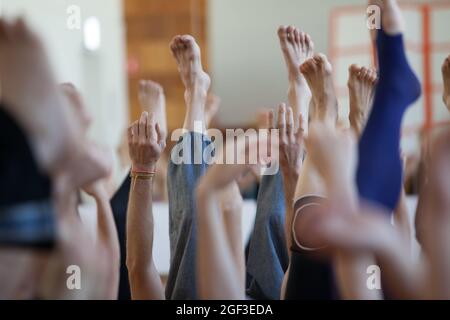 beaucoup de danseurs mains en contact improvisation performance Banque D'Images