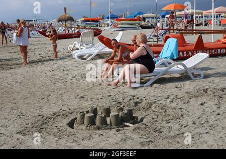 Versilia, Italie. 22 août 2021. Envoyez des châteaux sur une plage à Versilia, Toscane, Italie, le 22 août 2021. La Toscane a plus de 400 km (250 miles) de côte. La partie nord de celle-ci, appelée Versilia, a une large et longue plage de sable qui va pour des kilomètres de Marina di Carrara à Torre del Lago Puccini, dotting des stations glamour comme forte dei Marmi, Marina di Pietrasanta, Viareggio. Des centaines d'établissements de baignade couvrent le bord de mer, avec des Alpes Apuanes, une chaîne de montagnes très impressionnante, en arrière-plan.(photo d'Elisa Gestri/Sipa USA) Credit: SIPA USA/Alay Live News Banque D'Images