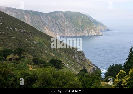 Cedeira, Espagne. Vue sur VIXIA de Herbeira, les plus hautes falaises d'Europe continentale (621 m), depuis Santo Andre de Teixido Banque D'Images