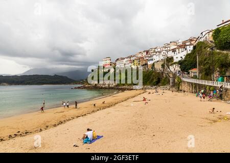 Latres, Espagne. La Playa l'Escanu (plage El Escanu) dans cette ville funéraire des Asturies Banque D'Images