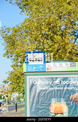 POZNAN, POLOGNE - 17 septembre 2016 : le conseil d'administration avec symbole sur un arrêt de bus de transport en commun avec affiche publicitaire. Banque D'Images