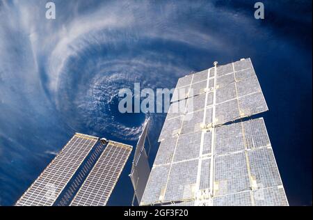 Super typhon catégorie 5 depuis la vue de l'espace profond. L'œil de l'ouragan. Vaisseau spatial surveillant un climat sur la planète Terre Banque D'Images
