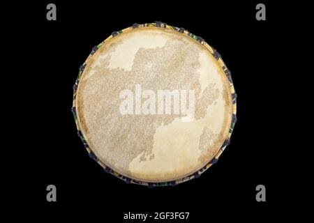 vue de dessus d'un djembe traditionnel africain sur fond noir Banque D'Images