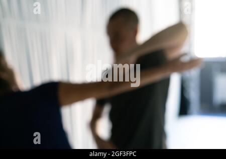 couple danseurs contact mains dans le contact improvisation performance Banque D'Images
