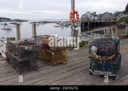 Pots de homard sur le quai de la ville à Bernard sur Bass Harbor, Mt Desert, Maine. En haut à droite, Thurstons Lobster Pound. Banque D'Images