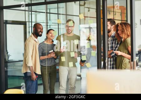 Des jeunes de différentes origines ethniques se formant ensemble Banque D'Images