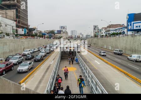 LIMA, PÉROU - 4 JUIN 2015 : station de bus Metropolitano sur la route Paseo de la Republica. Banque D'Images