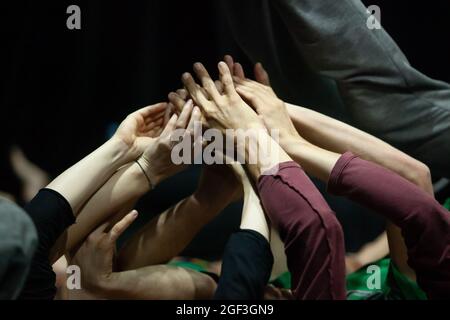 beaucoup de danseurs mains en contact improvisation performance Banque D'Images