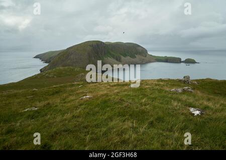 Vue depuis le sommet d'Eilean an Taighe en regardant de l'autre côté de Garbh Eilean dans les îles Shiant. Banque D'Images