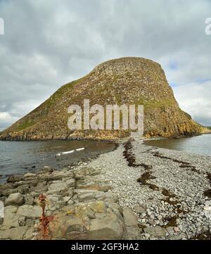 Isthme rocailleux joignant Garbh Eilean et Eileen an Taighe dans les Shiant Isles dans les Hébrides extérieures, en Écosse. Banque D'Images