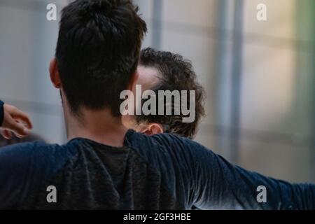 couple danseurs contact mains dans le contact improvisation performance Banque D'Images