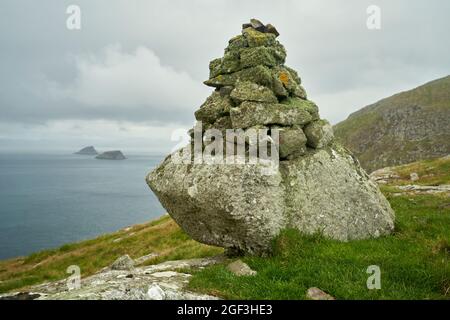Un vieux lichen couvrait le cairn au sommet d'une colline sur les Shiant Isles dans les Hébrides extérieures, en Écosse. Banque D'Images
