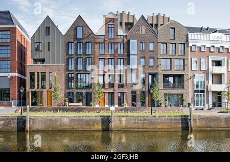 Zwolle, pays-Bas, 20 août 2021 : rangée de maisons récemment construites sur le canal avec la pierre de l'année 2020, inspirées par les styles architecturaux traditionnels Banque D'Images