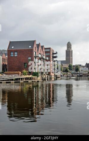 Zwolle, pays-Bas, 20 août 2021 : maisons récemment construites dans la région de Kraanbolwerk, avec l'emblématique tour de l'église de Peperbus Banque D'Images