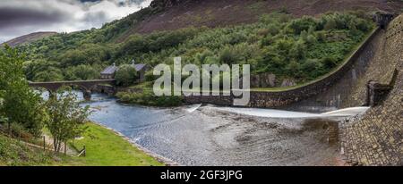Le barrage de Caban Coch, construit dans l'état de victoria, se trouve dans la vallée d'Elan, au pays de Galles. Banque D'Images