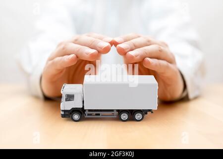 Camion de livraison blanc protégé par les mains Banque D'Images