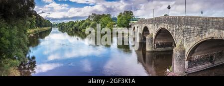 Le pont Wye en pierre sur la rivière Wye à Builth Well, Llanelwedd, Powys, pays de Galles. Banque D'Images