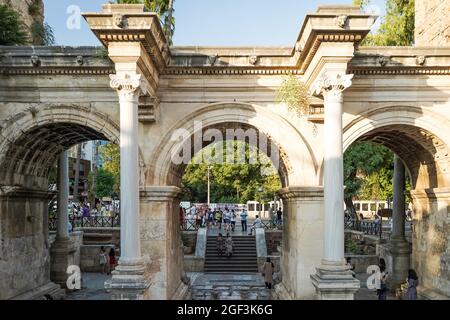 Antalya, Turquie - 12 août 2021 : porte d'Hadrien à Antalya. Monuments anciens de la Turquie. Photo de haute qualité Banque D'Images