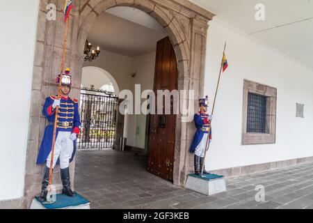 QUITO, EQUATEUR - 24 JUIN 2015 : Garde du Palais présidentiel sur la Plaza Grande dans la vieille ville de Quito, Equateur Banque D'Images