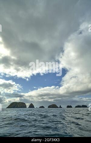 Les rochers Galtashan à l'ouest des Shiant Isles dans les Hébrides extérieures. Banque D'Images