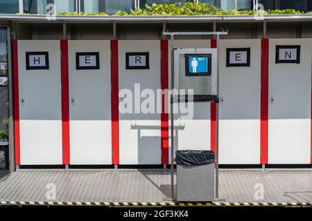 Toilettes, dans un cinéma en plein air, WC pour hommes, cabines de toilette, Cologne, NRW, Allemagne, Banque D'Images