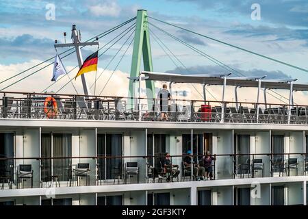 Pylône du Severinsbrücke sur le Rhin, bateau de croisière viking, Cologne, NRW, Allemagne, Banque D'Images